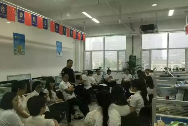 家人們開展學(xué)習(xí)探討活動(dòng)。 